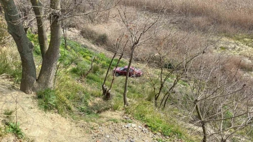 Frenine bakmak i&ccedil;in indi, aracı g&ouml;zlerinin &ouml;n&uuml;nde şarampole yuvarlandı