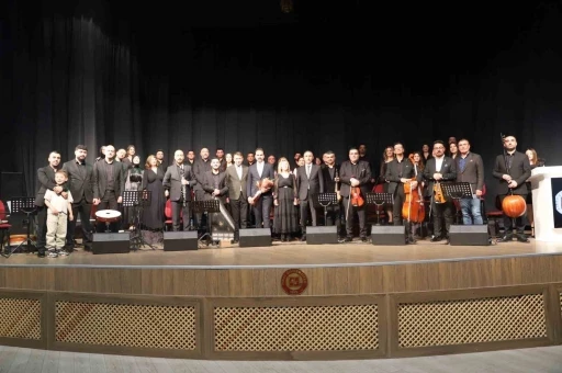 FÜ’de akademisyenler korosu sergilendi
