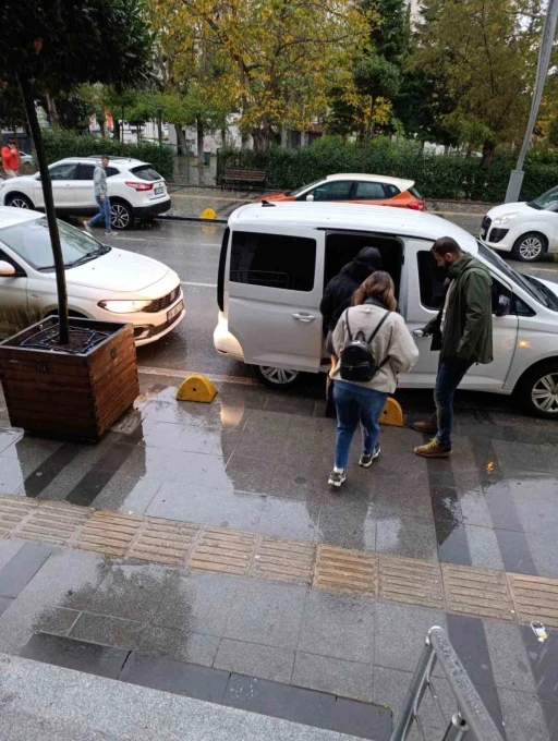 Fuhuş operasyonunda 5 kadın ve iş yeri sahibi yakalandı
