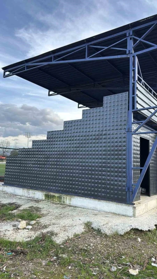 Futbol sahasına malzeme deposu

