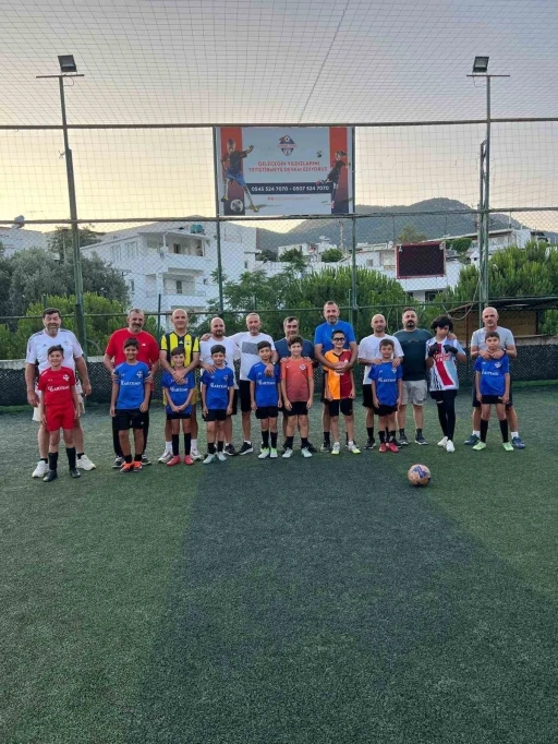 Futbol sahasında Babalar Günü coşkusu
