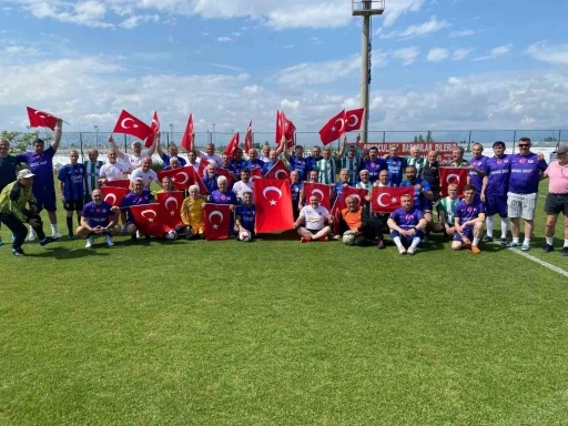 Futbol sahasında dostluklar r&uuml;zgarı esti
