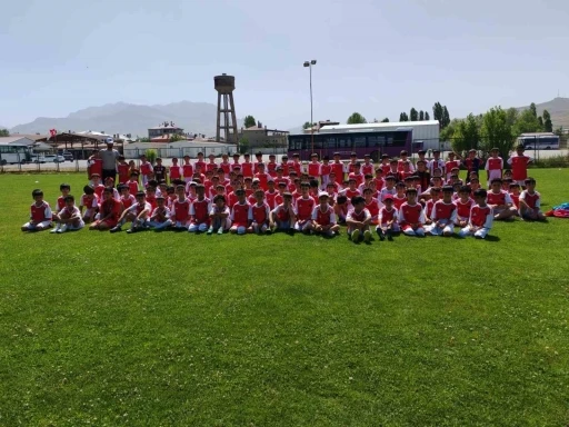 Futbol yaz spor okulu 400’ü aşkın öğrenciyle devam ediyor
