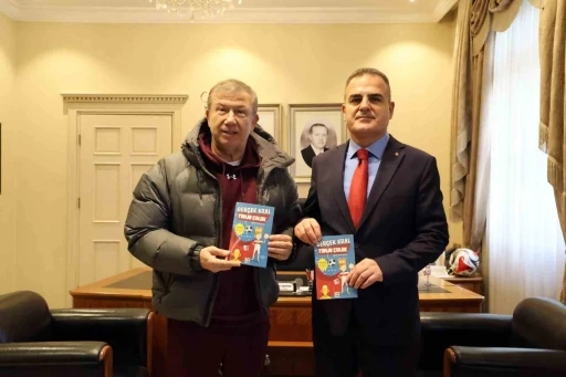 Futbolun efsane ismi Vali Akbıyık&rsquo;a &lsquo;Ger&ccedil;ek Kral Tanju &Ccedil;olak&rsquo; kitabını hediye etti
