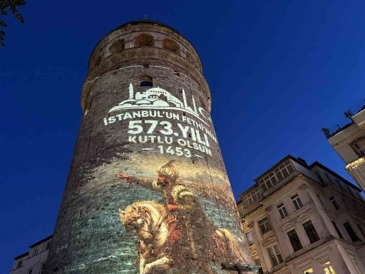 Galata Kulesi&rsquo;nde İstanbul&rsquo;un fethinin 573. yıl d&ouml;n&uuml;m&uuml;n &ouml;zel ışık g&ouml;sterisi
