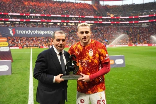 Galatasaray&rsquo;da 200. ma&ccedil;ına &ccedil;ıkan Barış Alper Yılmaz&rsquo;a plaket
