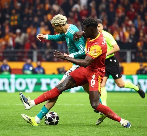 Galatasaray&rsquo;da Davinson Sanchez cezalı duruma d&uuml;şt&uuml;
