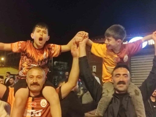Galatasaray&rsquo;ın Fenerbah&ccedil;e galibiyeti sonrası Ardahan&rsquo;da b&uuml;y&uuml;k coşku
