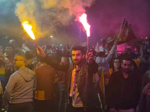 Galatasaray&rsquo;ın şampiyonluğu Ankara&rsquo;da zurna ve halaylar eşliğinde kutlandı
