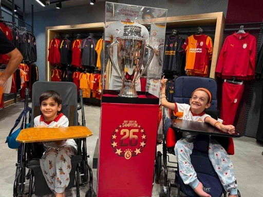 Galatasaray&rsquo;ın şampiyonluk kupası Mardian Mall&rsquo;da taraftarlarla buluştu
