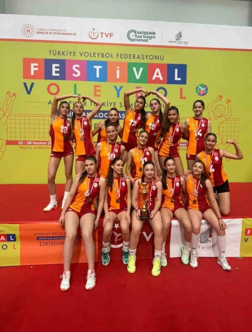 Galatasaray Midi Kız Voleybol Takımı, T&uuml;rkiye &uuml;&ccedil;&uuml;nc&uuml;s&uuml; oldu
