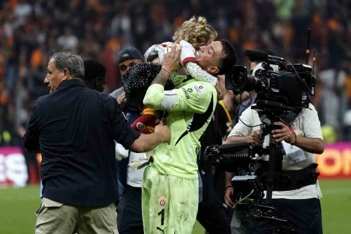 Galatasaray şampiyonluğu taraftarı önünde kutladı
