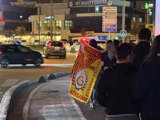 Galatasaray şampiyonluğunu ilan etti, Sakaryalı taraftarlar sokağa döküldü
