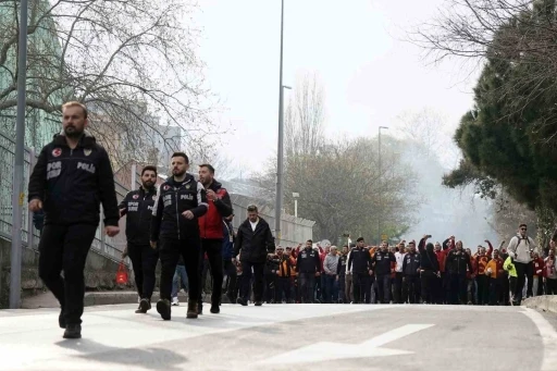 Galatasaray taraftarı, Dolmabahçe’ye geldi

