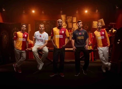 Galatasaray yeni sezon formalarını tanıttı
