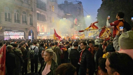 Galatasaraylı taraftarlar maçın bitiminde Taksim’e akın etti
