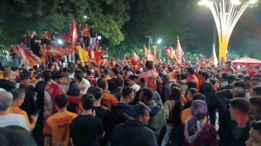 Galatasaraylı taraftarlardan Batman&rsquo;da coşkulu kutlama
