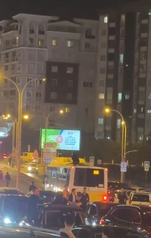 Galibiyet kutlamalarında Galatasaylı taraftar otob&uuml;s&uuml;n &uuml;zerinde yolculuk yaptı
