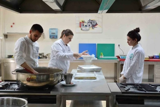Gastronomi &ouml;ğrencilerinden &ouml;zel lokum &uuml;retimi
