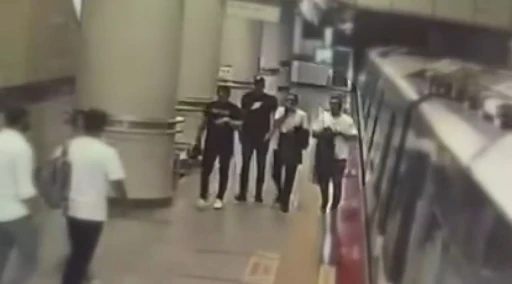 Gayrettepe Metro İstasyonu&rsquo;nda telefon hırsızlığı yapan ş&uuml;pheli yakalandı
