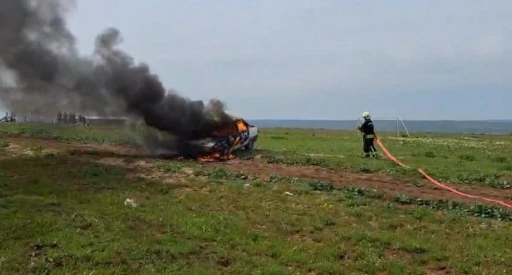 Gaz ka&ccedil;ağı bulunan otomobil alevlere teslim oldu
