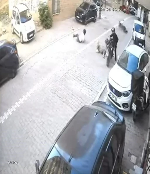 Gaza fazla basınca motosiklet &ouml;n kaldırarak ileri fırladı, yoldan ge&ccedil;en kadına &ccedil;arptı
