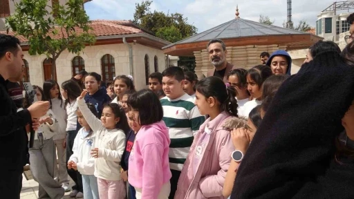 Gazele Gazel Korosu&rsquo;nun &ccedil;ocuk sanat&ccedil;ıları Antakya&rsquo;nın tarihi noktalarını gezdi
