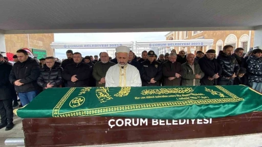 Gazeteci C&uuml;neyt &Ouml;zdemir&rsquo;in annesi &Ccedil;orum&rsquo;da toprağa verildi
