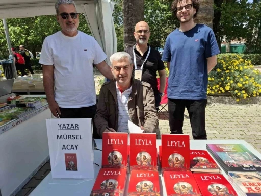 Gazeteci M&uuml;rsel Acay İzmir Kitap Fuarında okurlarıyla buluştu
