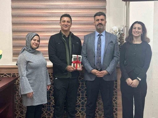 Gazeteci-yazar İbrahimoğlu &ouml;ğrencilerle bir araya geldi
