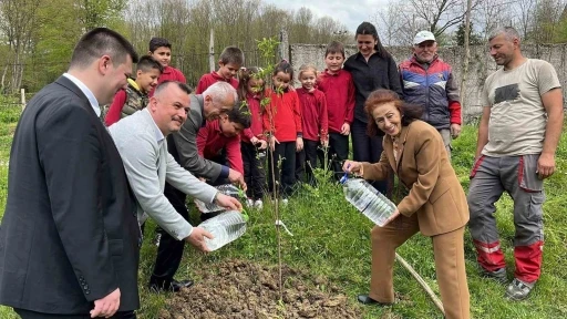 Gazeteciler, 19 yıl &ouml;nce tadilat ettirdikleri okulda &ouml;ğrencilerle buluşup hediye dağıttı
