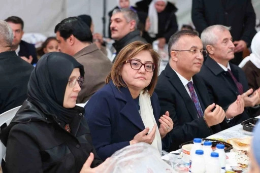 Gaziantep B&uuml;y&uuml;kşehir&rsquo;den Halep&rsquo;te 10 bin kişilik iftar
