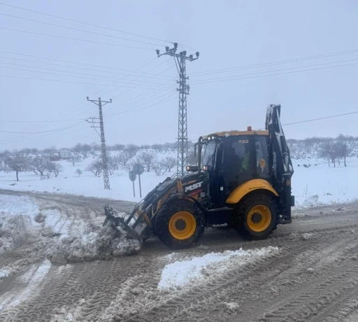 Gaziantep B&uuml;y&uuml;kşehir&rsquo;den k&ouml;y yollarında yoğun karla m&uuml;cadele
