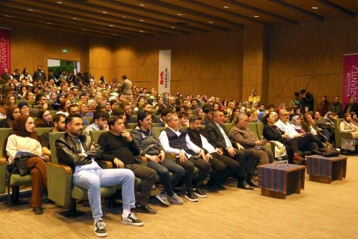 Gaziantep B&uuml;y&uuml;kşehir ev sahipliğinde Oytun Erbaş insan aklını anlattı
