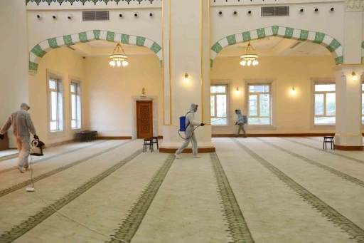 Gaziantep B&uuml;y&uuml;kşehir, ilk teravih &ouml;ncesi camileri g&uuml;l suyu ile yıkıyor
