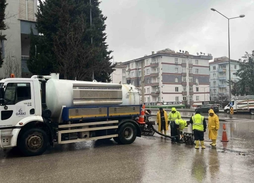 Gaziantep B&uuml;y&uuml;kşehir yağışa karşı sahada
