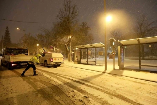 Gaziantep B&uuml;y&uuml;kşehir yoğun kar yağışında t&uuml;m ekipleriyle sahada
