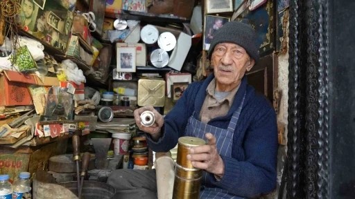 Gaziantep’in 86 yaşındaki teneke ustası, 66 yıldır mesleğini icra ediyor

