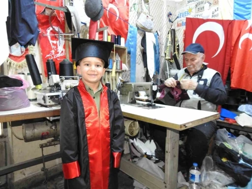 Gaziantep’in emektar terzisi 60 yıldır cübbe dikiyor

