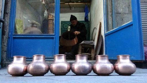 Gaziantep&rsquo;in en yaşlı bakır ustası
