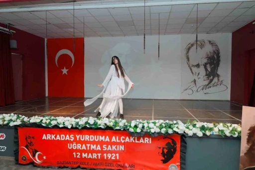 Gaziantep Kolej Vakfı &Ouml;zel Okulları &ouml;ğrencileri bayrak alkışı
