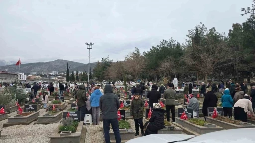 Gaziantep protokol&uuml;nden İslahiye&rsquo;de deprem şehitliğine ziyaret
