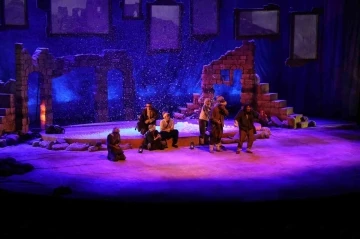 Gaziantep Şehir Tiyatrosu Bedia Muvahhit tiyatro ödülünü aldı

