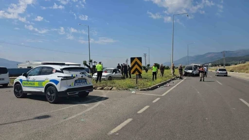 Gaziantep&rsquo;te 2 otomobil kavşakta &ccedil;arpıştı: 1 yaralı

