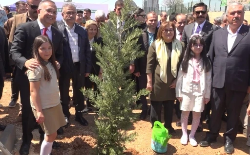 Gaziantep&rsquo;te 23 Nisan&rsquo;da fidanlar toprakla buluşturuldu
