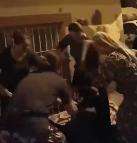 Gaziantep’te 4 kadın, sokakta oturan başka bir kadını sopalarla darp etti
