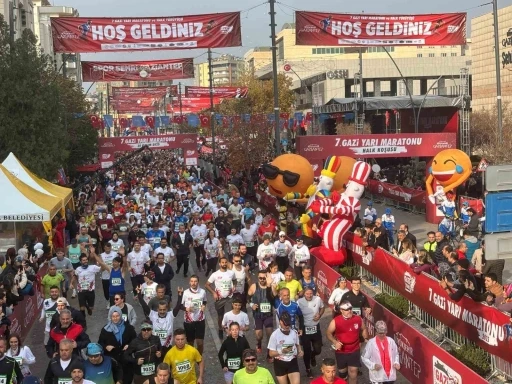 Gaziantep’te 7. Gazi Yarı Maratonu bin 498 sporcunun katılımıyla başladı
