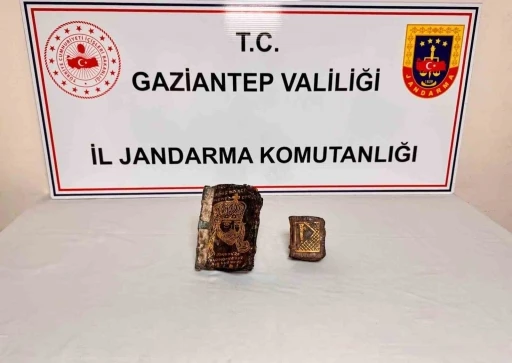 Gaziantep&rsquo;te altın yazmalı 2 kitap ele ge&ccedil;irildi: 1 g&ouml;zaltı
