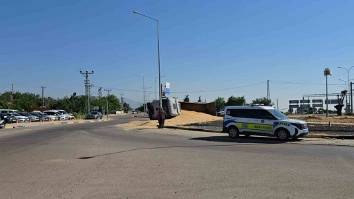 Gaziantep&rsquo;te arpa y&uuml;kl&uuml; tır kavşakta yan yattı: 1 yaralı
