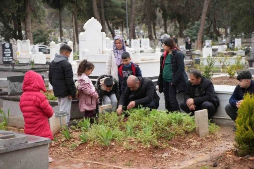 Gaziantep&rsquo;te bayram &ouml;ncesi mezarlıklarda ziyaret&ccedil;i yoğunluğu
